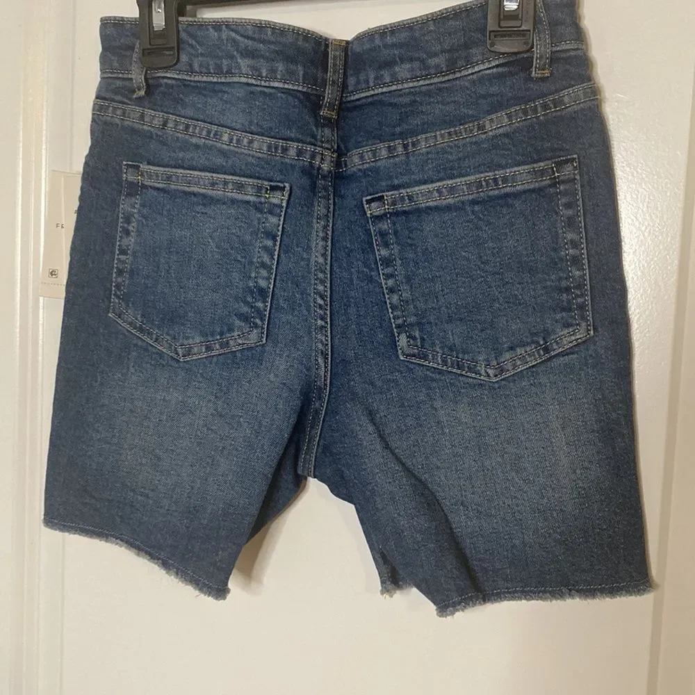 NWT size 8 girl’s above the knee denim shortsCasual 5 pocket frayed hem mid